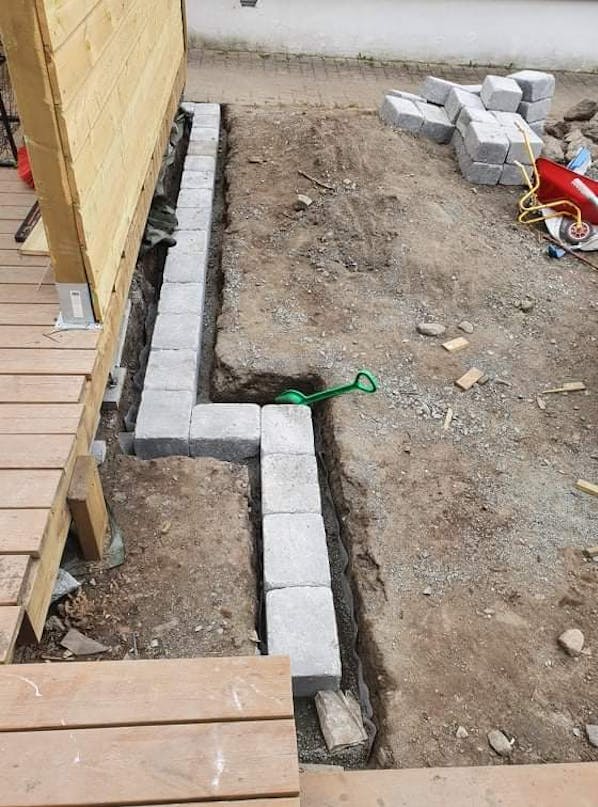 Havestue med sofa og udekøkken